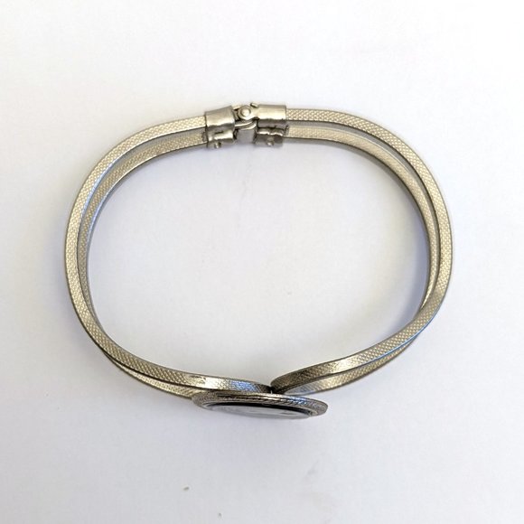 Abalone Shell Look Blue Oval Bracelet With Silver Tone Setting Easy Open Clasp - Picture 3 of 3